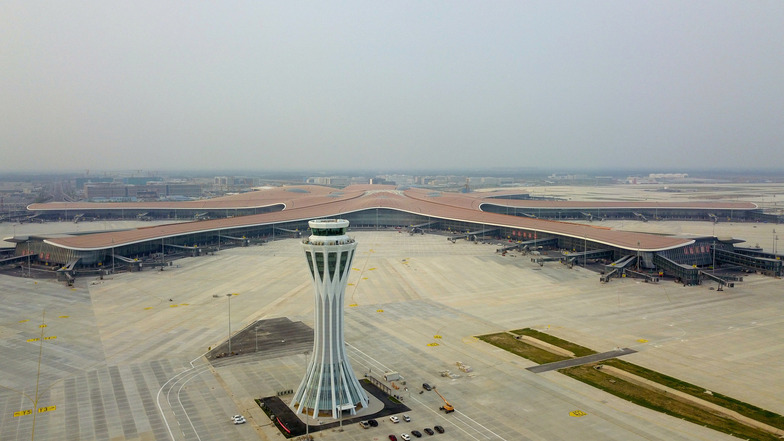Der westliche Kontrollturm und das Terminalgebäude des neu gebauten Daxing International Airport in Peking
