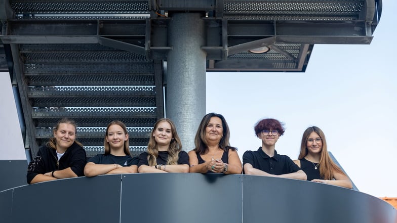 Hannah, Lucy, Anna, Gemeinschaftskundelehrerin Sabine Meinz-Boettcher, Lennard und  Hannah-Paula von der Oberschule Am Merzdorfer Park: Eine Projektidee der Schüler vom Vorjahr soll jetzt ihren Abschluss finden.