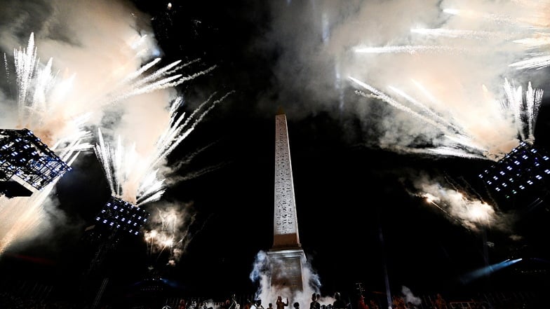 Darsteller treten während der Eröffnungsfeier der Paralympics Paris 2024 auf dem Place de la Concorde mit einem Feuerwerk auf.