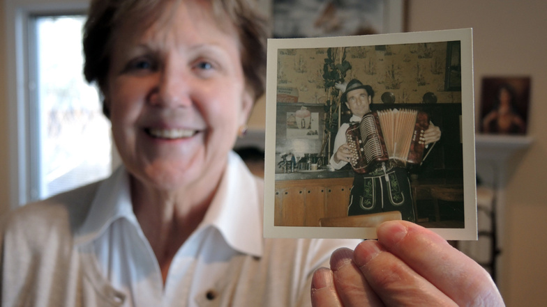 Celeste Sweeney zeigt ein Foto von einem Musikanten, das nach ihrer Erinnerung 1965 im Hofbräuhaus aufgenommen wurde. 