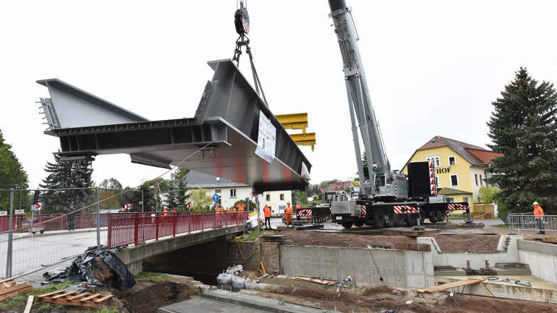 Im Oktober wurde die neue Bahnbrücke in Obercarsdorf mit einem Autokran eingehoben. Das bleibt für längere Zeit die größte Baustelle auf der Weißeritztalbahn.