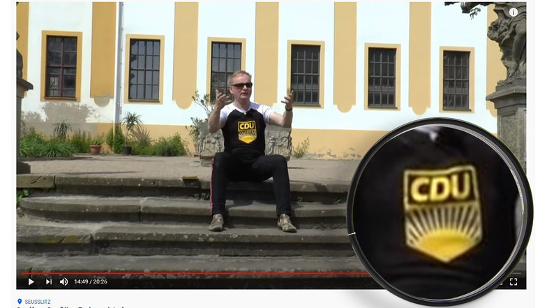 Uwe Steimle sitzt für die Aufzeichnung seines Youtube-Formates "Steimles Abendgruß" auf der Freitreppe im Seußlitzer Schlosspark. Das fragwürdige CDU-FDJ-Symbol ist deutlich zu erkennen.