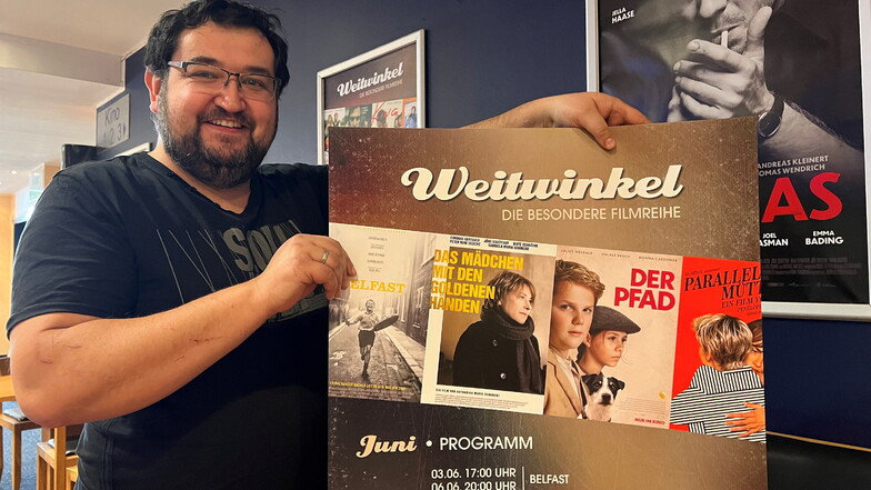 Der Meißner Kino-Chef Alexander Malt mit dem Plakat zur neuen Reihe "Weitwinkel".