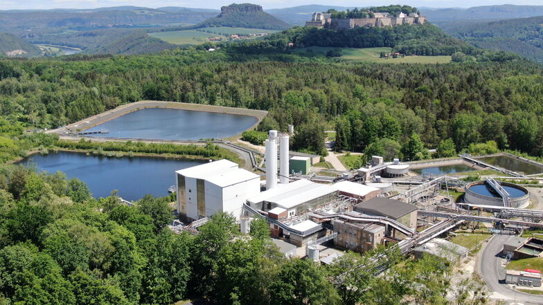 Altlasten nahe der Festung Königstein: Das Luftbild von Juni 2020 zeigt die Wasserbehandlungsanlage in Leupoldishain. Die Silos dort werden nach und nach abgerissen.