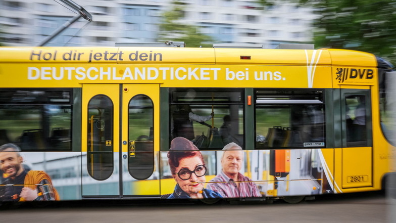 Die Finanzierung des hier an einer Dresdner Straßenbahn beworbenen Deutschlandtickets ist nur bis Ende April 2024 gesichert. Die Rufe nach einer langfristigen und verlässlichen Lösung werden lauter.