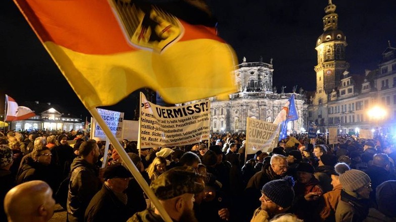 Die Anhänger des Pegida-Bündnisses protestierten auf dem Theaterplatz gegen die angebliche Überfremdung Deutschlands durch Flüchtlinge. Die Veranstalter wollten ein gemeinsames Weihnachtsliedersingen abhalten.