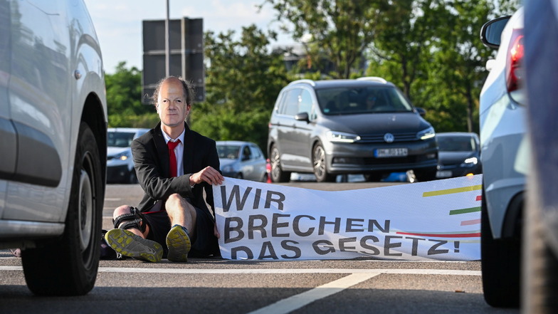 Sechs Mitglieder der Klimaschutzbewegung "Letzte Generation" haben am Freitagmorgen die Washingtonstraße am Elbepark in Dresden blockiert. Der Verkehr staute sich bis auf die Autobahn.