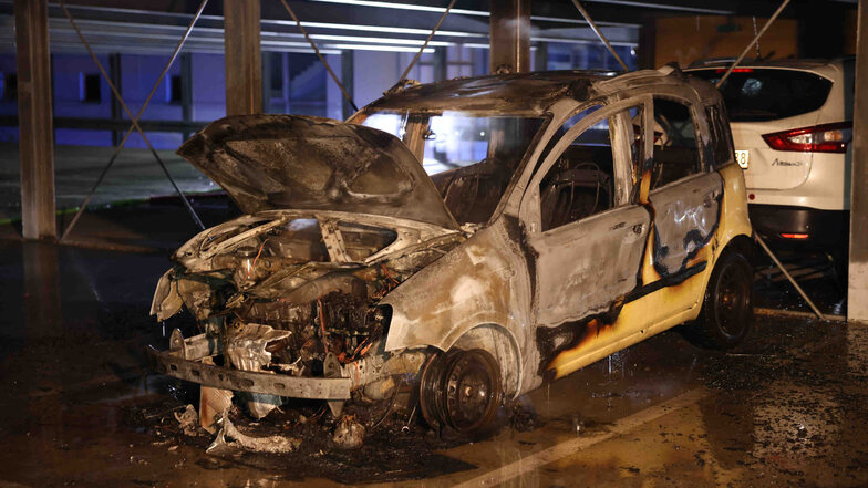 Am Mittwochabend hat ein Auto in Dresden-Strehlen gebrannt.