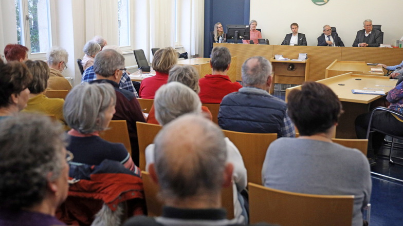 Der Saal im Amtsgericht Riesa war zur Info-Veranstaltung bis auf den letzten Platz belegt. Geplant ist wegen des hohen Interesses eine zweite Auflage Anfang März.