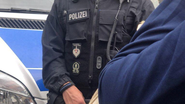 Der Polizist war am 22. Juni 2019 auf der Veranstaltung "Rechts rockt nicht" im Einsatz gewesen. Dabei handelte es sich um eine Gegendemonstration zum gleichzeitig stattfindenden Neonazi-Festival "Schild- und Schwert".