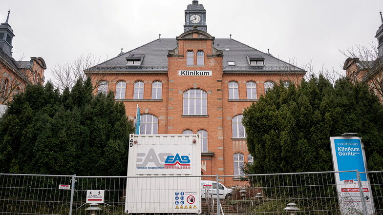 Ist noch eine Baustelle: der Haupteingang ins Städtische Klinikum Görlitz an der Girbigsdorfer Straße. Bis zur Öffnung dauert es nun noch etwas länger.