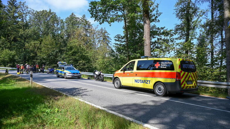 In einer scharfen Rechtskurve kam es zum Unfall in einer Motorradgruppe.