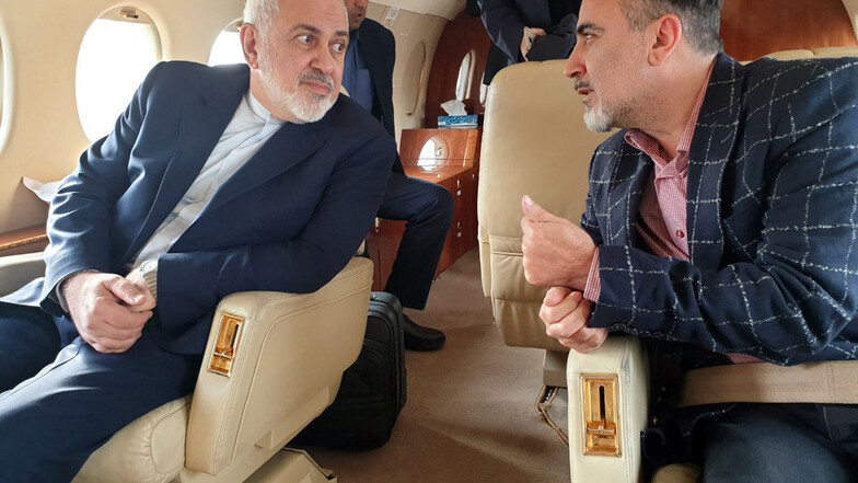 Der iranische Außenminister Mohammed Dschawad Sarif (l) spricht mit dem iranischen Wissenschaftler Massud Soleimani an Bord eines Flugzeugs, während sie Zürich in Richtung Teheran verlassen.