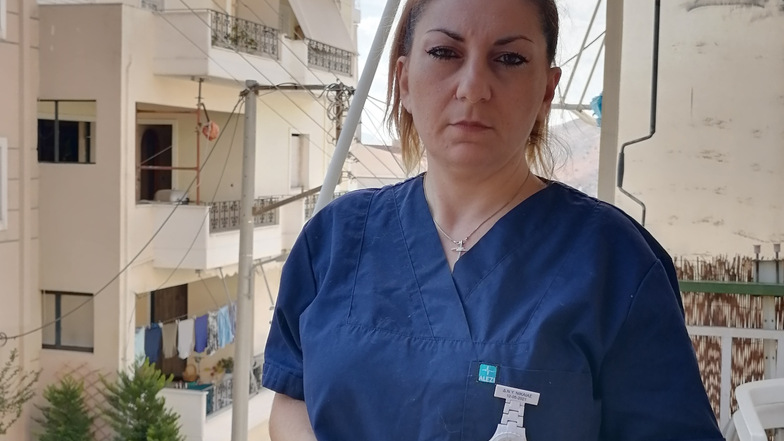 Despina Tsaousidou ist seit 18 Jahren Krankenschwester, Seit Wochen darf sie das nicht mehr tätig sein, denn sie will sich nicht gegen Corona impfen lassen.