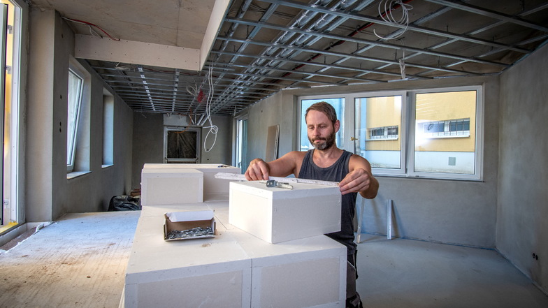 Trockenbauer Andreas Noepel und seine Kollegen arbeiten derzeit mit Hochdruck am Innenausbau der neuen Räume im Anbau der Waldheimer Oberschule.