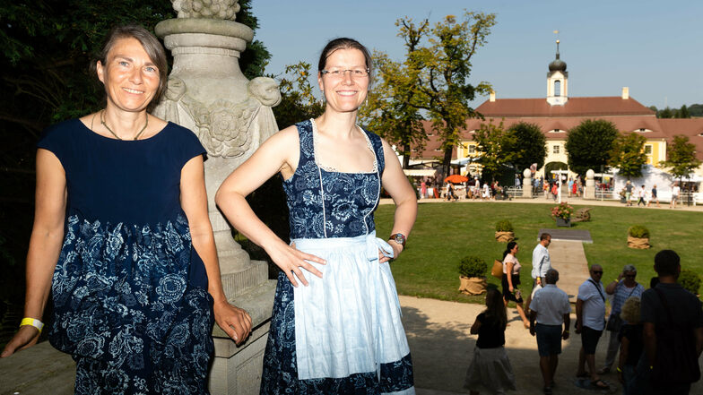 Die Dresdnerin Katja Fietz (rechts) gestaltet pfiffige Mode aus Blaudruckstoffen. Sie präsentierte diese mit ihrer Freundin Rita Göring im vergangenen Jahr auf den Leinentagen in Rammenau.