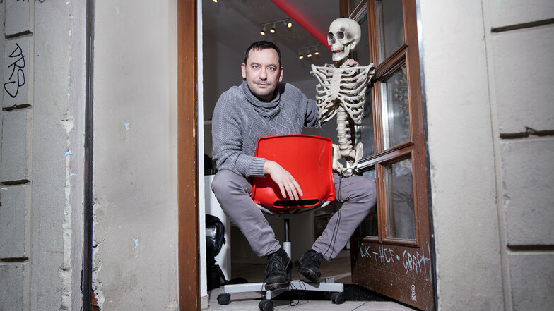 Das Deko-Skelett für den "Ball Bizarr" ist in diesem Jahr arbeitslos - genau wie Veranstalter Roberto Weinhold.