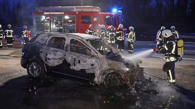 Ein Ford geriet am Dienstagabend auf der A4 bei Wilsdruff in Brand. Die Feuerwehr musste das Hybridauto löschen.