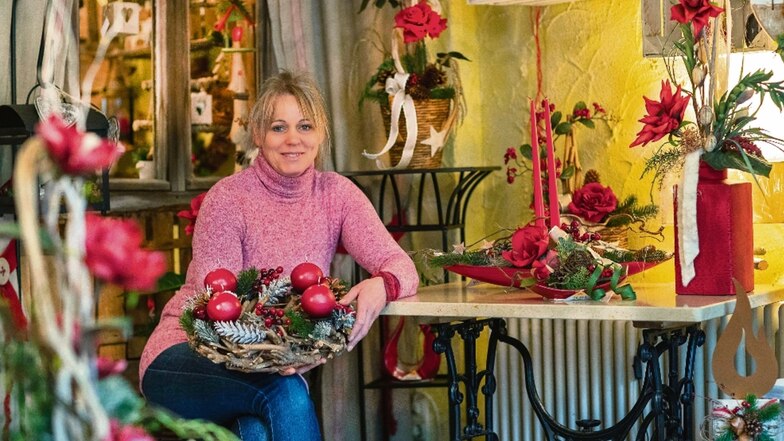 Katrin Tege hat bereits viele Mustergestecke vorbereitet. Sie werden am Wochenende in ihrem Blumenladen hinterm Koselitzer Eiscafé zu bewundern sein.