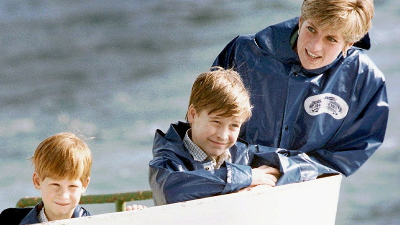 Prinzessin Diana 1991 mit ihren Söhnen Prinz William (M) und Prinz Harry