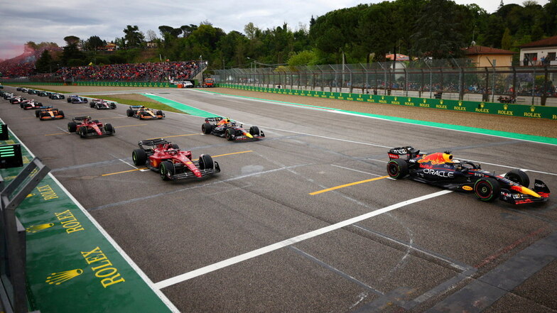 Max Verstappen (r.) zieht beim Start allen davon. Es war ein perfektes Wochenende für den amtierenden Formel-1-Weltmeister.