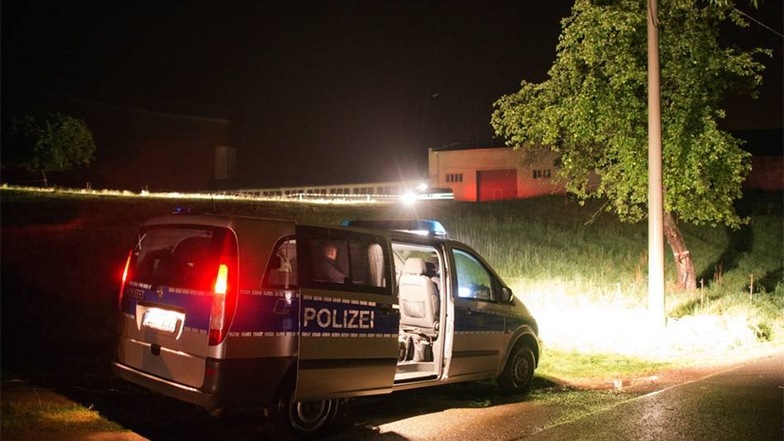Auf dem Hof in Lampersdorf habe man die Leiche einer jungen Frau gefunden, teilte die Polizei in der Nacht zu Dienstag mit.