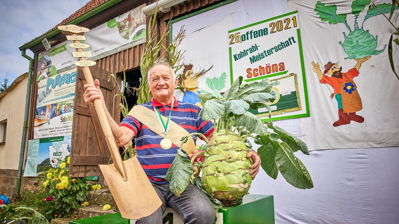Joachim Hempel (73) aus Reinhardtsdorf hat den schwersten Kohlrabi im Jahr 2021.