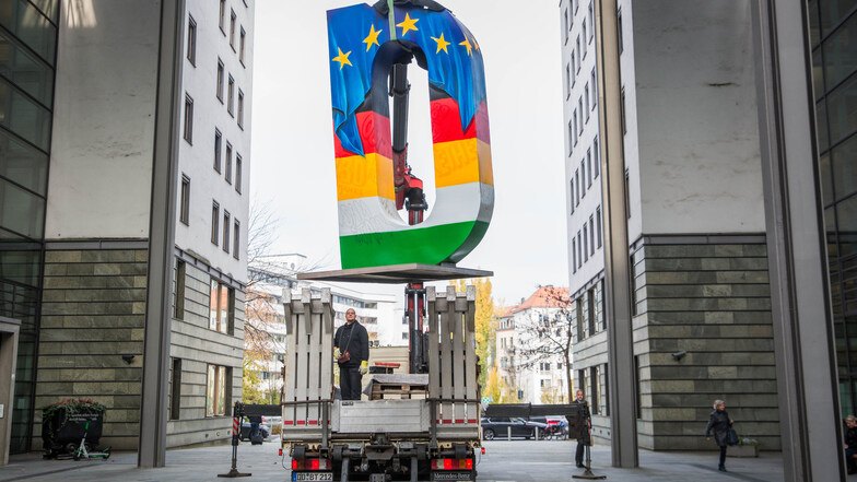 Im Innenhof des Sächsischen Innenministerium wird ein  übergroßes „D“ aus Stahlblech aufgestellt, das ein Künstler aus Freital zum Thema 30 Jahre Mauerfall gebaut hat. Foto: Sven Ellger