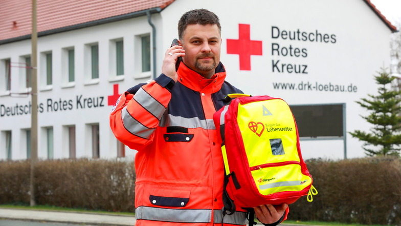 Rettungsassistent Markus Wendler vom DRK in Löbau hat einer jungen Frau aus Görlitz das Leben gerettet. Er war zufällig in der Nähe und wurde über die Lebensretter-App informiert.