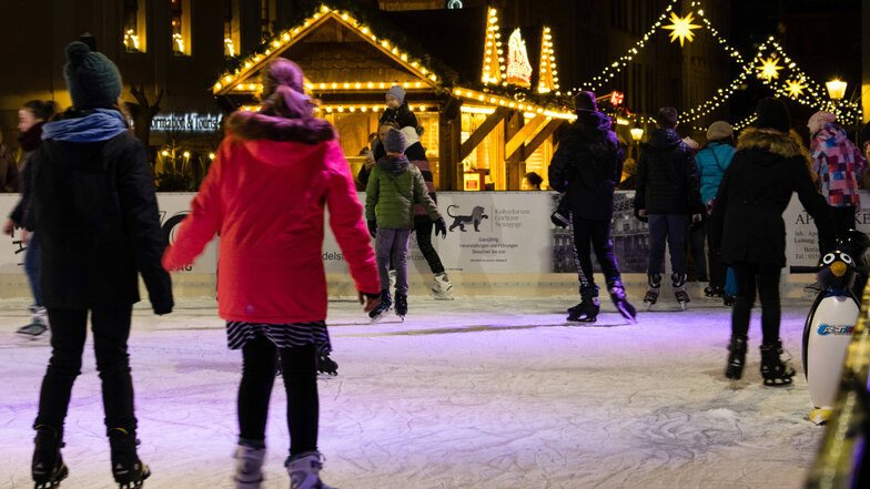 Das Eislaufen für Kinder bis 15 Jahre auf dem Görlitzer Obermarkt kommt gut an. Und natürlich fehlen auch hier nicht die Lichter.