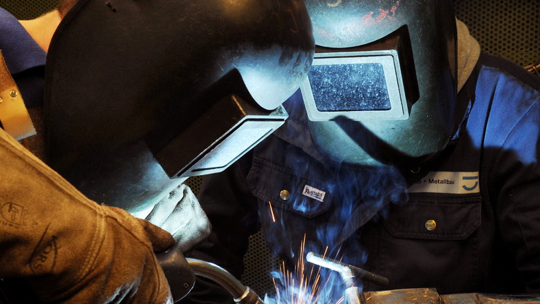 Ein Metallbau-Lehrling übt das Metall-Aktivgasschweißen. Dieser Beruf soll künftig in Riesa nur noch eingeschränkt ausgebildet werden.