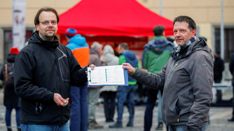 Sven Rössel (links) und Michael Meaubert gehören zum Bündnis "Zittau gemeinsam", das am Mittwochnachmittag auf den Zittauer Marktplatz eingeladen hatte.