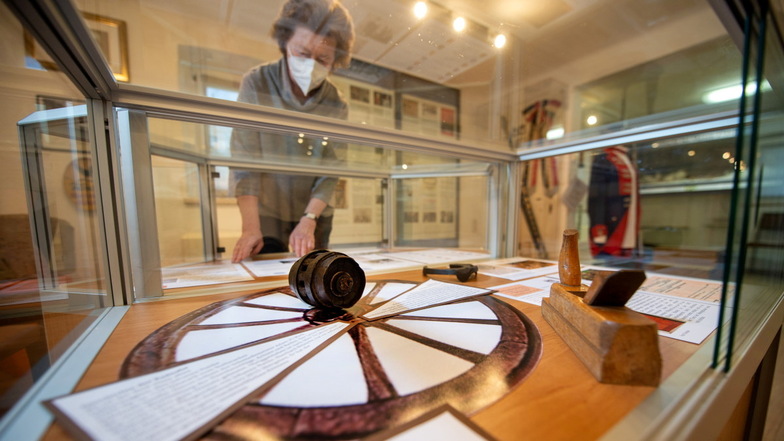 So viel Handwerk in so einem kleinen Ort: Elke Bunk sortiert die Exponate und Dokumente zur neuen Sonderausstellung im Museum Maxen.