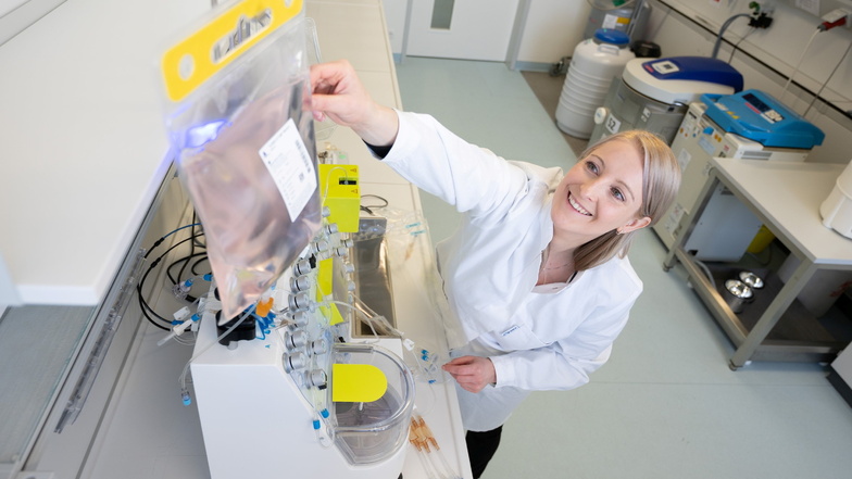 Im Biologischen Labor: Alexandra Kegler arbeitet an einem Automaten für Zellkulturen im Zentrum für Radiopharmazeutische Tumorforschung in Dresden-Rossendorf. Eine Spezialität dort sind radioaktive Arzneimittel.