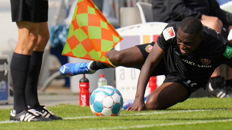 Agyemang Diawusie versucht, den Ball von der Linie zu kratzen. Ihm gelingt nach seiner Einwechslung nicht viel.