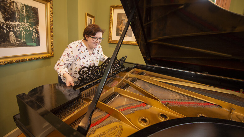 Christiane Böttger am Steinway-Flügel in der Villa Teresa: Nach der Restaurierung sollen darauf wieder Konzerte gespielt werden. Anfragen von Pianisten gibt es schon.