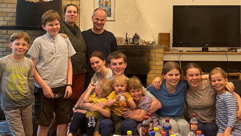 Susanne und Frank Röhrs aus Niedersachsen mit ihren zehn Kindern. Im Sommer zieht die Großfamilie nach Großschönau.