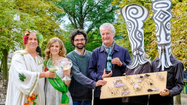 Weingott Bacchus (Sascha Graedtke, v. l. n. r.) und Weinkönigin Ivanna Wübken sind beim Weinfest dabei. Die Verantwortung für das Programm übernimmt Björn Reinemer von Helmut Raeder. Das  chilenische Künstlerpaar Muriel & Cesar gestaltet das große Finale.