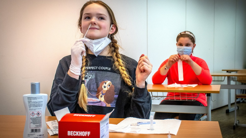 Lotte (10/vorn) und Elsa (11) gehören zu den Schülern der Peter-Apian-Oberschule Leisnig, die sich am Mittwoch zum ersten Mal selbst auf das Coronavirus getestet haben.