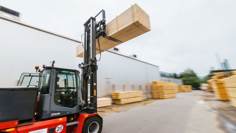 Ein Gabelstapler transportiert Holz über das Gelände eines Sägewerks: Holz ist wie andere Baustoffe auch knapp und teuer.