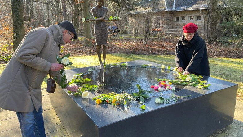 Rosen zum Gedenken an die Toten der Bombennacht: Dresdner am Sonntag am Mahnmal "Trauerndes Mädchen".