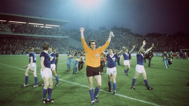 Eines seiner größten Erfolge: Bei der WM 1974 besiegte er mit der DDR-Mannschaft den Gastgeber BRD im Vorrundenspiel mit 1:0. Weltmeister wurde später trotzdem die Bundesrepublik um Libero Franz Beckenbauer und Stürmer Gerd Müller.