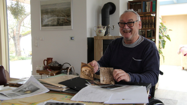 Wer darf schon auf einem Friedhof wohnen?
Stolz zeigt Bernd Aurisch seine Unterlagen der Ausgrabungen.