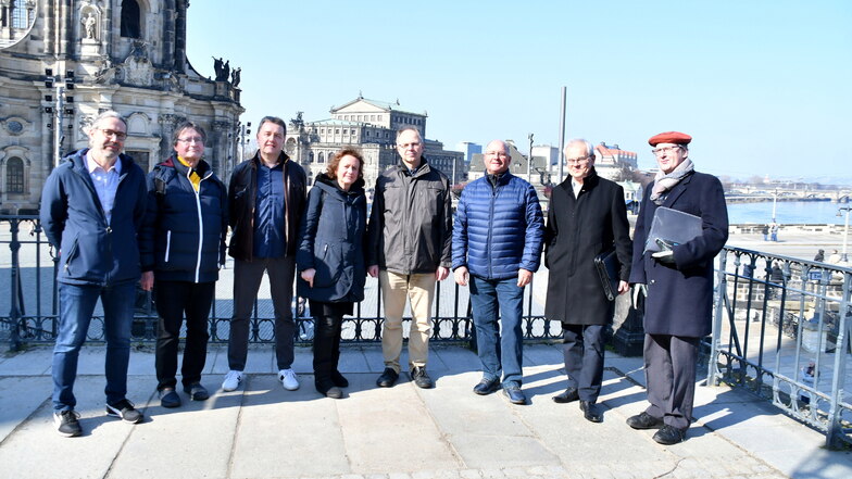 Dominik Hecker, Ronald Fischer, Ralf Böhme, Ulrike Rothe, Jan Matheas, Karsten Schiebe, Andreas Uhlig und Timo Backofen (v.l.) stehen neben anderen für BSW, also Bündnis Sahra Wagenknecht, in Dresden.