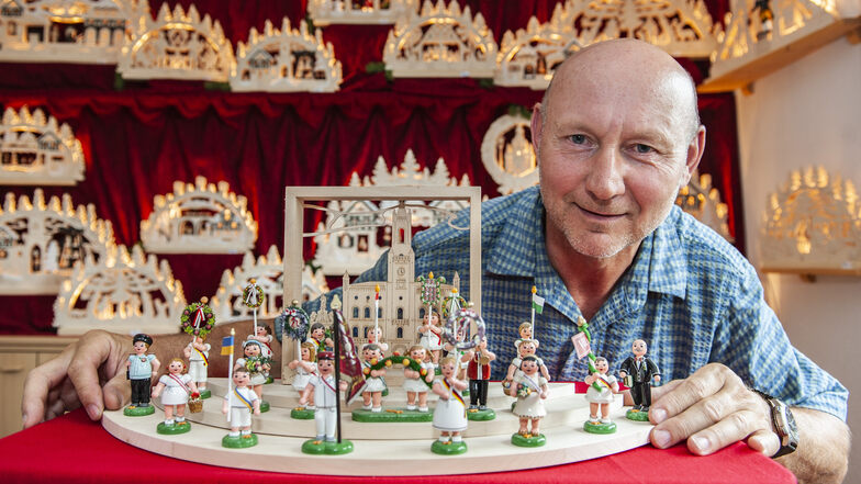 Michael Müller präsentiert vor weihnachtlicher Kulisse in seiner Manufaktur in Kamenz-Jesau seine Sammlung von mittlerweile 21 Forstfestfiguren. Immer im Sommer bietet er seit fast zehn Jahren neue Kreationen an.