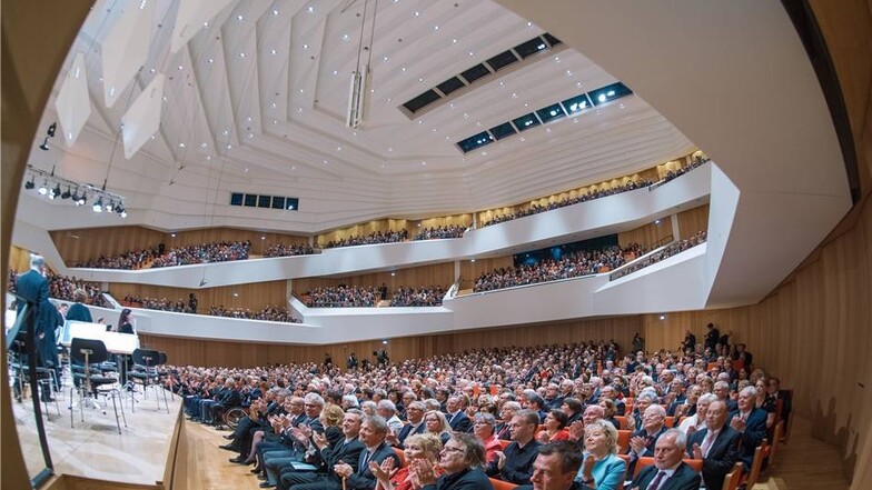 Um 19 Uhr beginnt im neuen Saal das Konzert der Philharmonie Dresden.