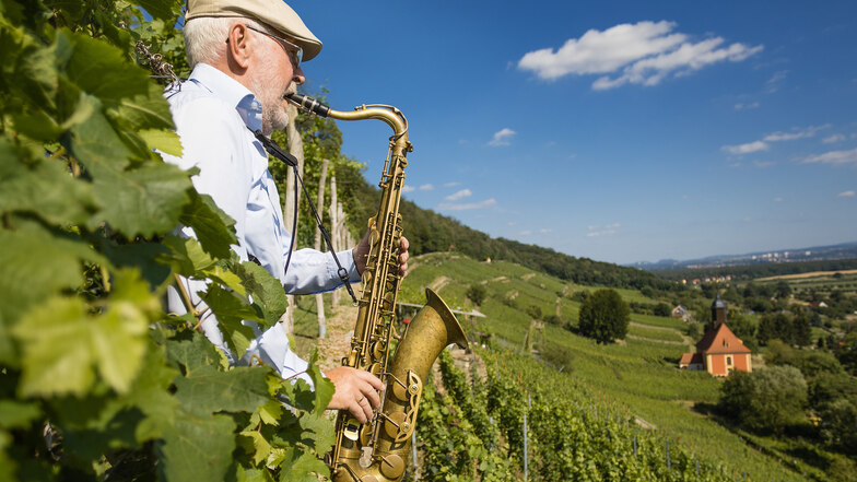 Winzer Walter Rogge mit seinem Saxophon