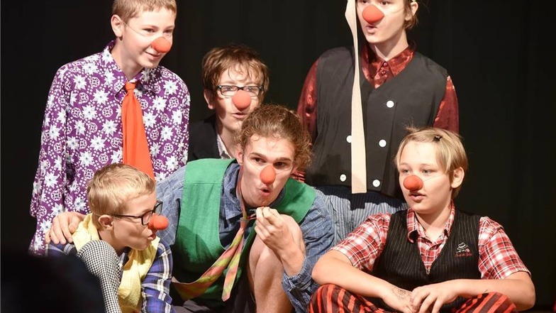 Beim Kinder- und Jugendzirkus Applaudino in Zittau eröffnen diese Clowns die Show