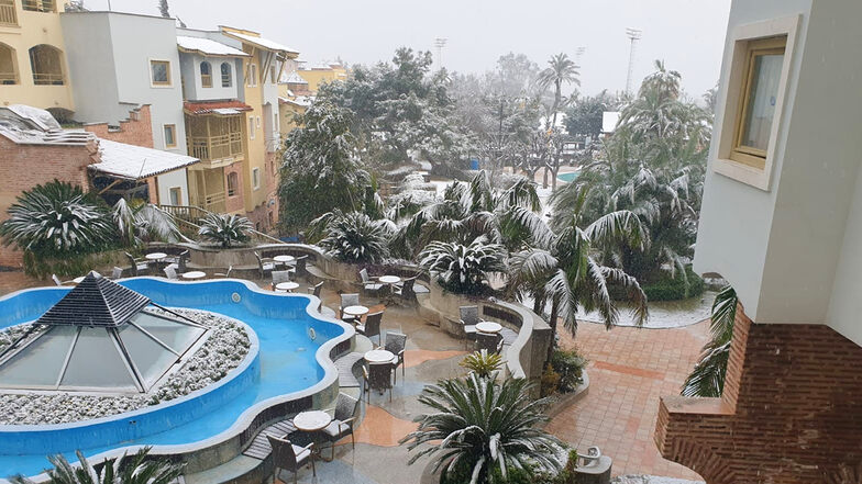 Beim morgendlichen Blick aus dem Fenster schien nicht die Sonne, sondern der Hotelkomplex war von einer dünnen Schneeschicht überzogen.