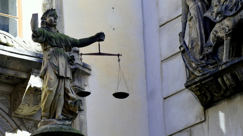 Die beschädigte Justitia-Figur am Görlitzer Rathaus ohne Hand und Schwert.